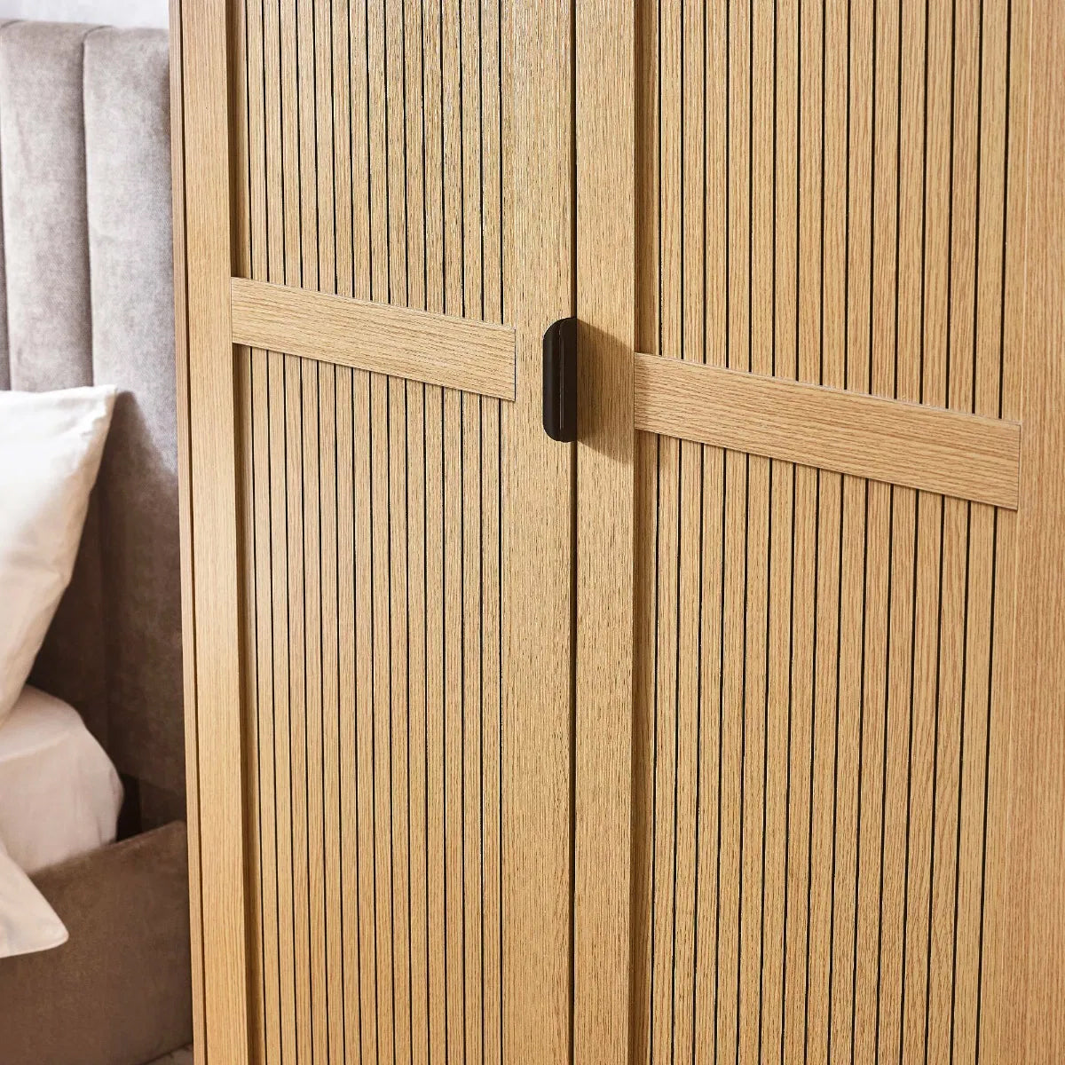 Sia Wooden Wardrobe With 2 Doors In Oak